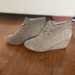 Tan Tom’s women’s lace up shoe/bootie